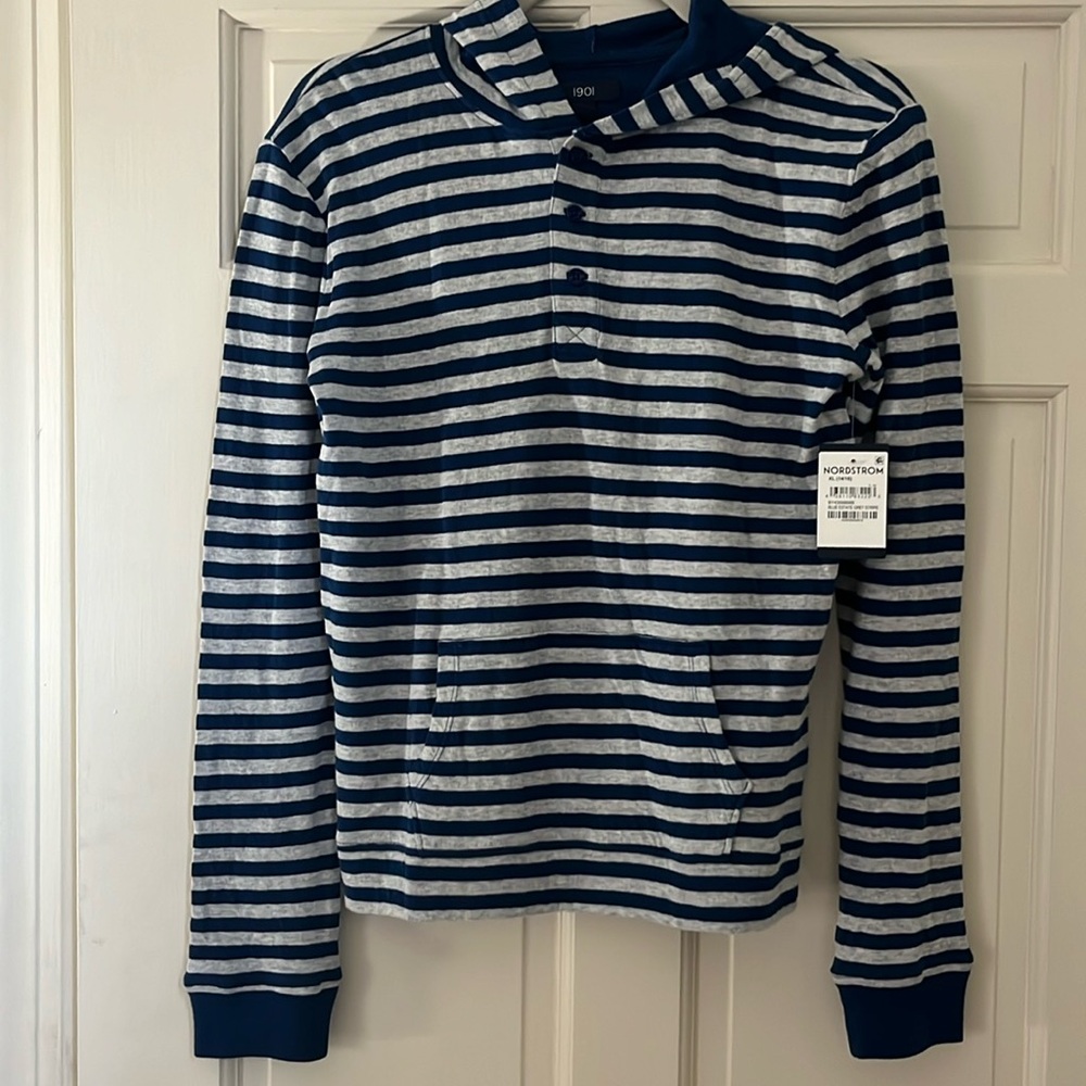 Long sleeve pullover w/hood